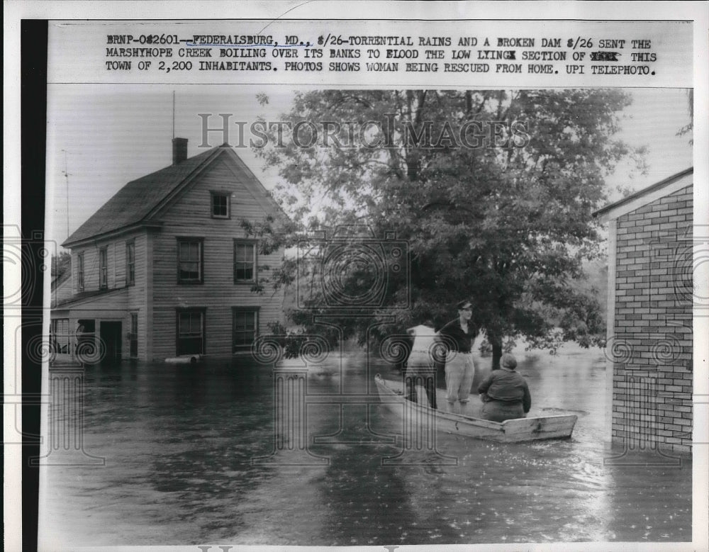 1958 Press Photo Citizens making their way through a flooded town - nea83850 - Historic Images