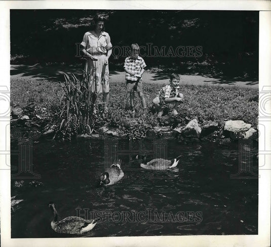 1943 Press Photo Mrs. Katie Knode and her two sons Bussie and Jerry - Historic Images