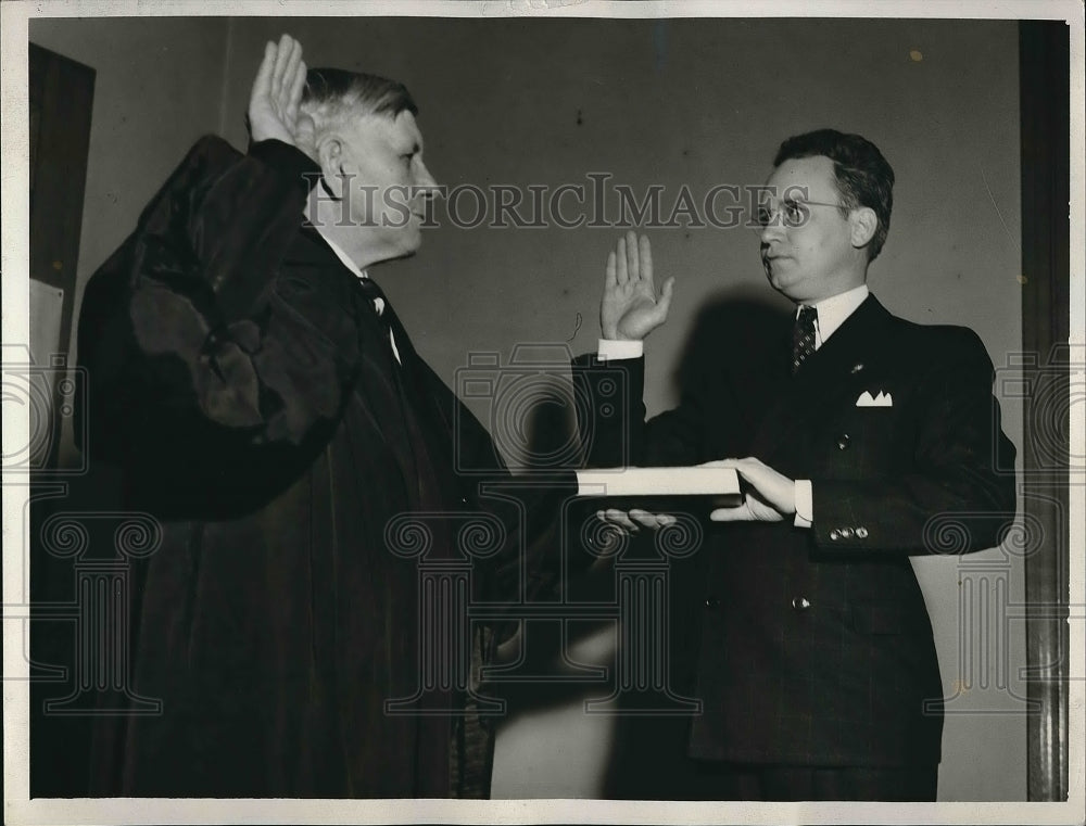 1939 Gov. Payne Retner being sworn in by Chief Justice John Dawson - Historic Images