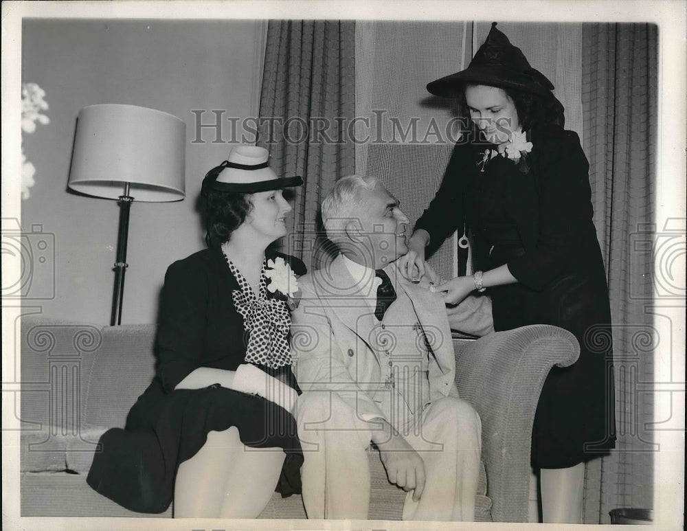 1940 Paul McNutt's federal securities administrator and Mrs. McNutt - Historic Images