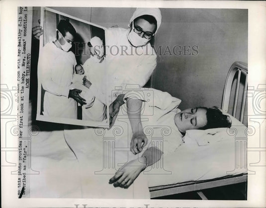 1950 Press Photo Mary Jane Tolliver Shown Picture Of Her Holding New Baby - Historic Images