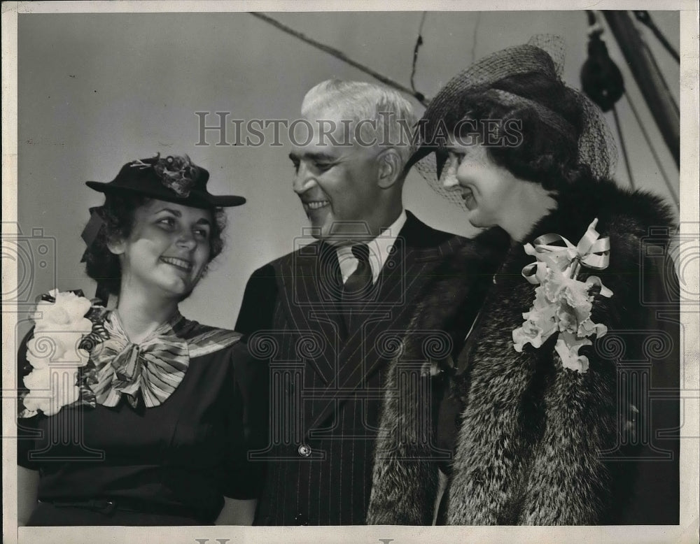 1939 Press Photo Commissioner Paul McNutt, Mrs. McNutt and his daughter Louise - Historic Images