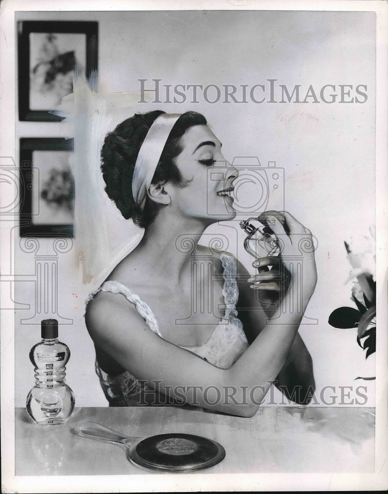 1954 Press Photo A woman putting on makeup - Historic Images