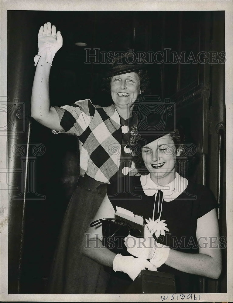1939 Mrs. Paul McNutt and her daughter Louise  - Historic Images