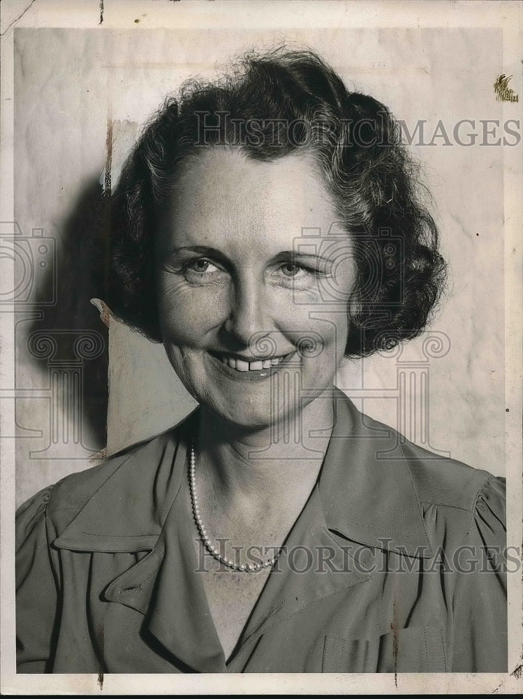 1939 Mrs. McNutt posing for photo  - Historic Images
