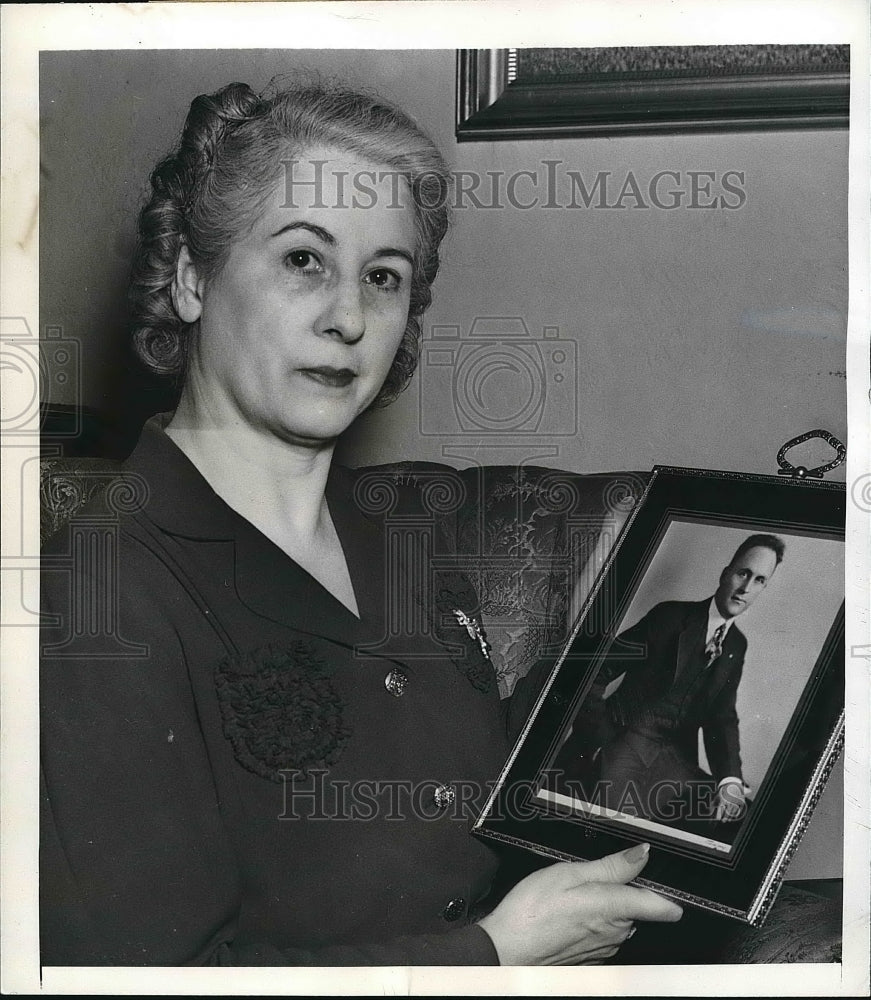 1942 Mrs. Helen Newman with the portrait of her husband  - Historic Images