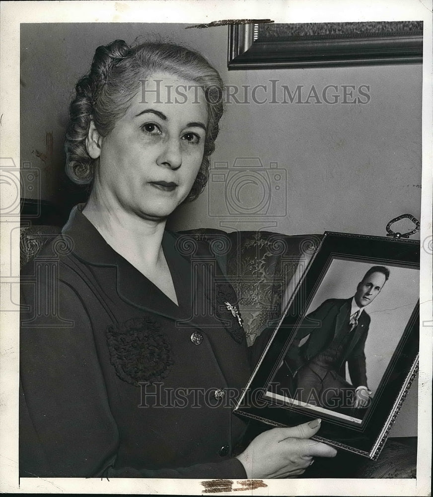 1942 Mrs. Helen Newman with a picture of her husband  - Historic Images