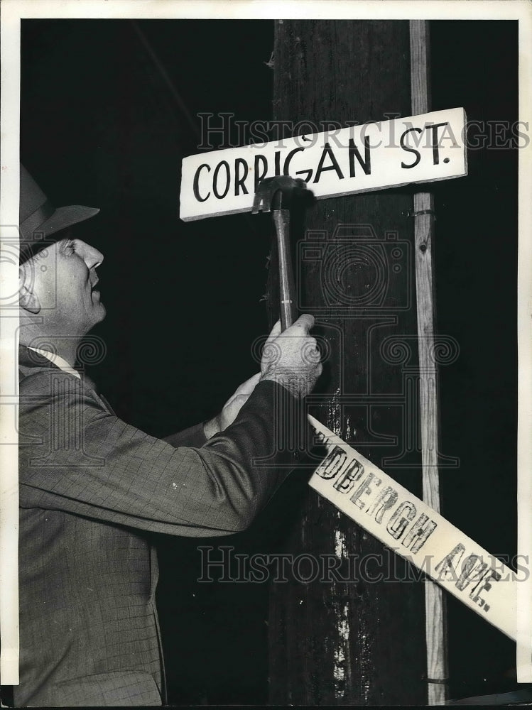 1940 Mayor Wendell Maves hanging a sign  - Historic Images
