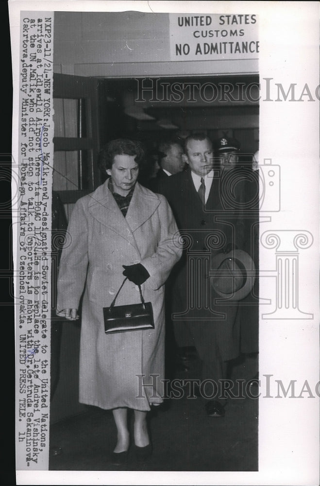 1954 Press Photo Soviet delegate Jacob Mallette arriving at the UN - nea84123 - Historic Images