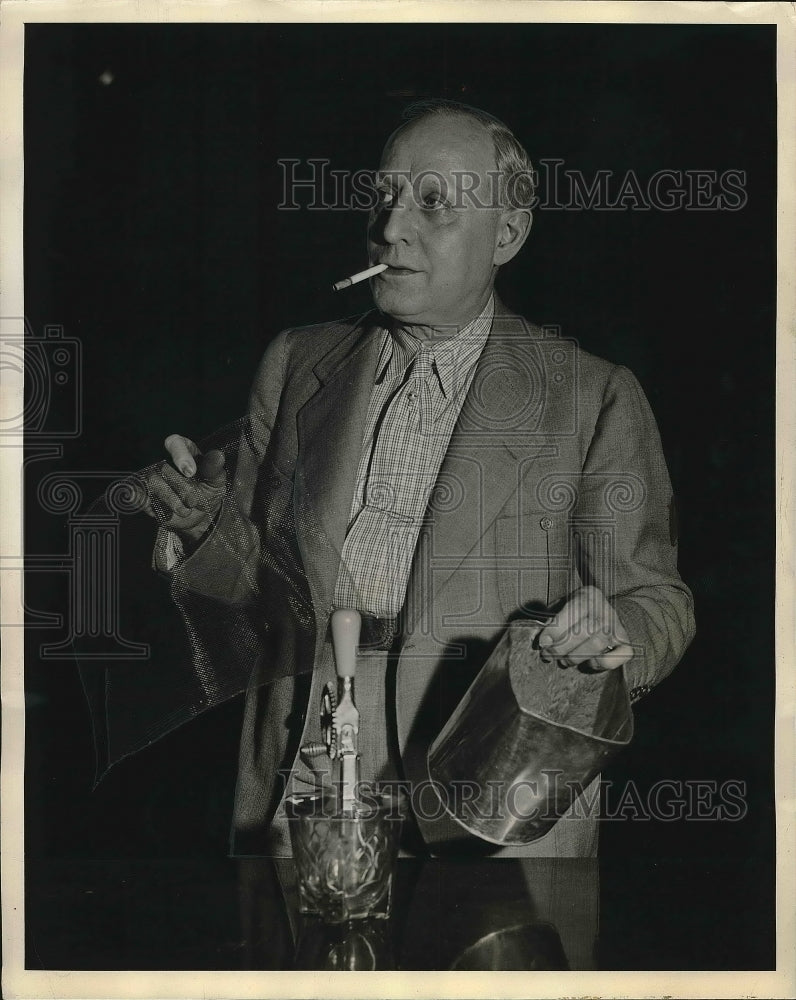 1938 Press Photo Philip Hornstein of Lawton, Okla., inventor of no ash cig - Historic Images
