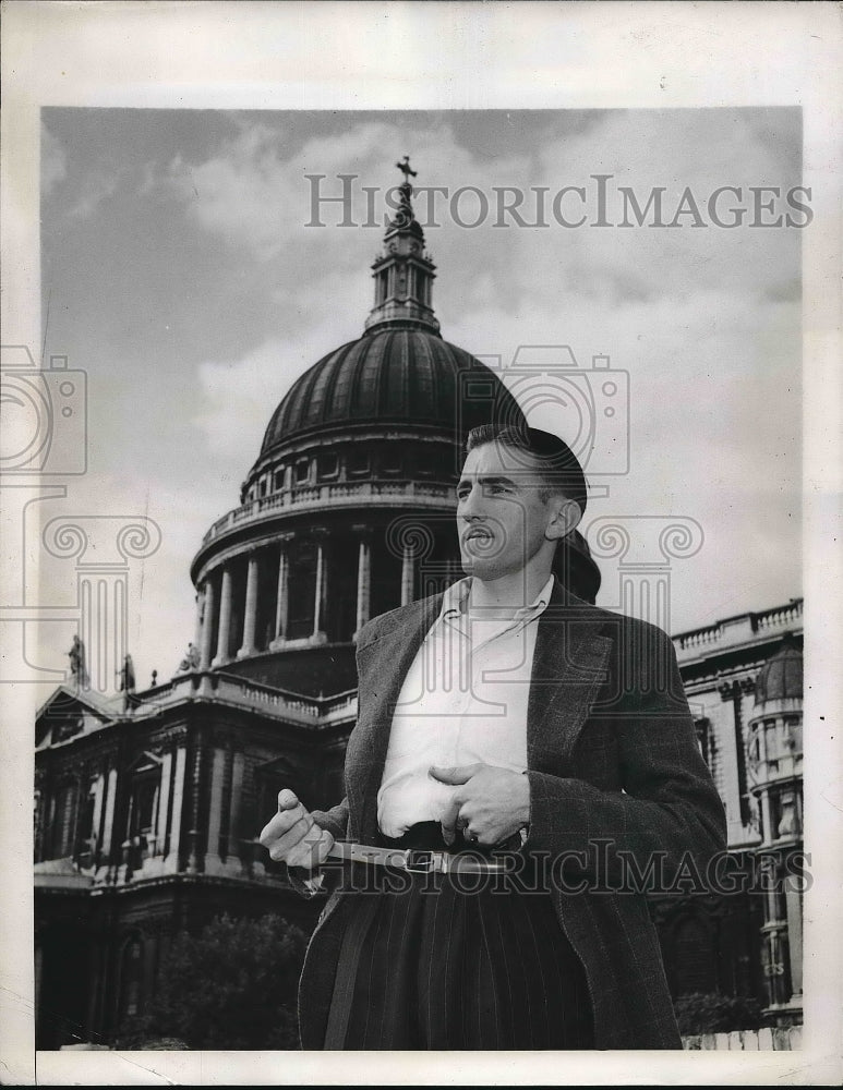 1947 Richard Murrell at St Paul&#39;sin London. England  - Historic Images