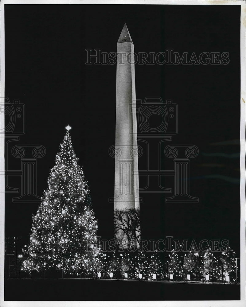 1969 Washington Memorial &amp; Catl Christmas tree in D.C.  - Historic Images