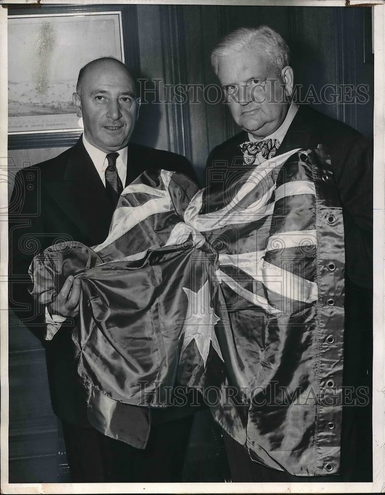 1944 Press Photo Frank Goldberg and Arthur Caldwell holding a flag - Historic Images