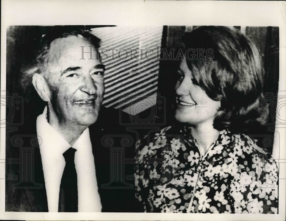 1968 John Williams Van Huyssteen with his daughter Marlene - Historic Images