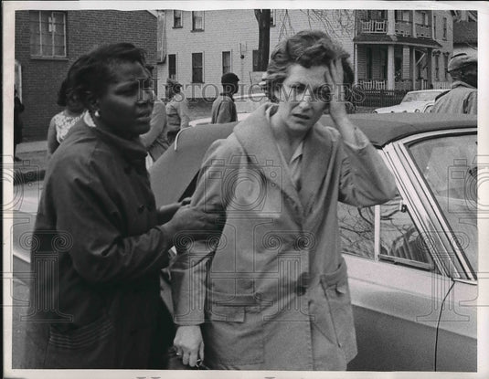 1967 Press Photo Mrs. Joseph Tishler getting out of the car - Historic Images