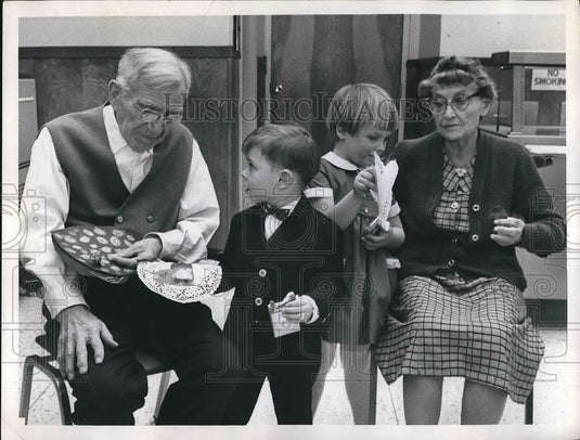 1968 John Todd with children Todd Hess, Jean Tomcho and Stella Cohn - Historic Images