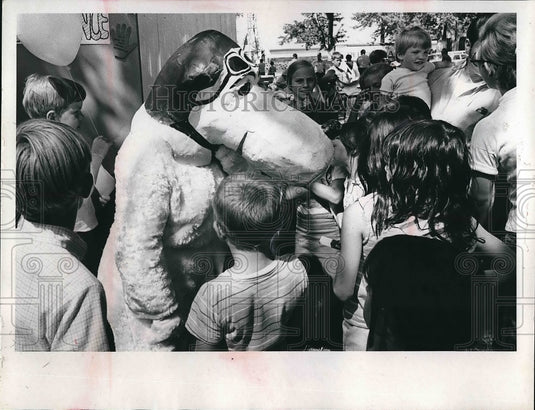 1974 Press Photo Snoopy of Peanuts Cartoons greeting kids - nea84537-Historic Images