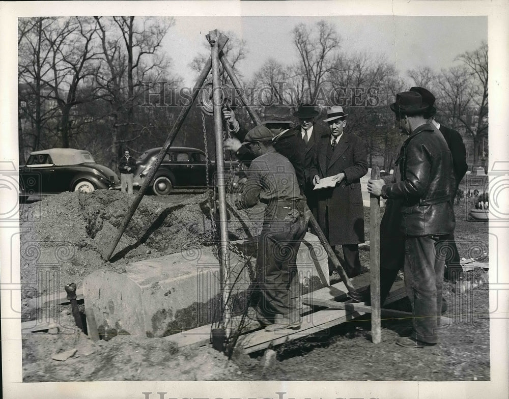 1939 Yowrkmen Exhuming the body of Peter Stea  - Historic Images
