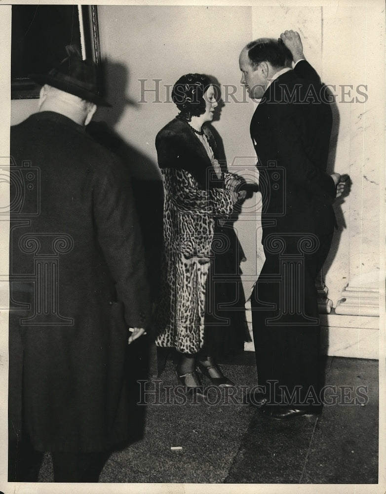 1931 Press Photo Policeman Langdon speaking with his wife - nea84551 - Historic Images