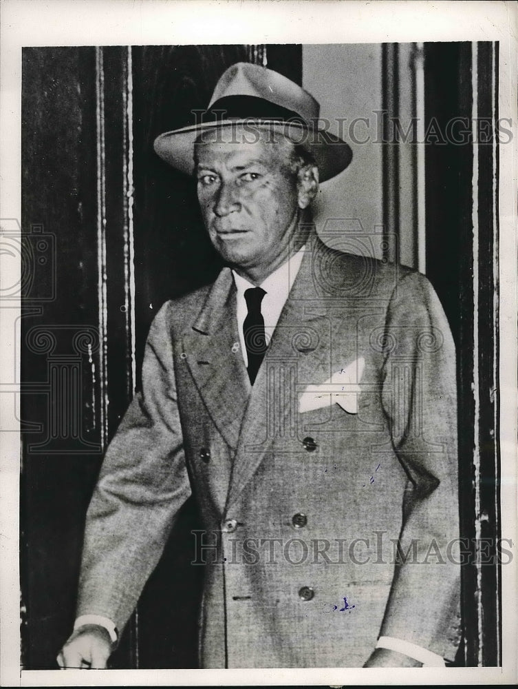 1944 Press Photo Laurence M. Lloyd Leaving Police Station After Arrest - Historic Images