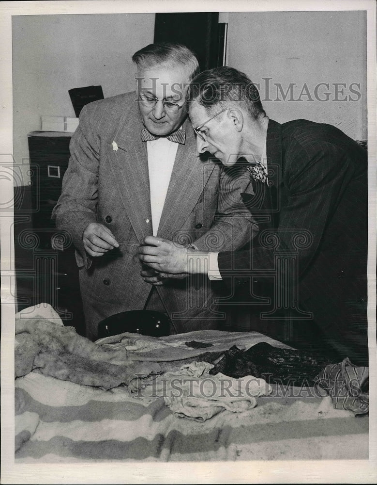 1950 Press Photo Muskegon, Mich Sheriff Axel Pederson & Coroner John DeHorn - Historic Images