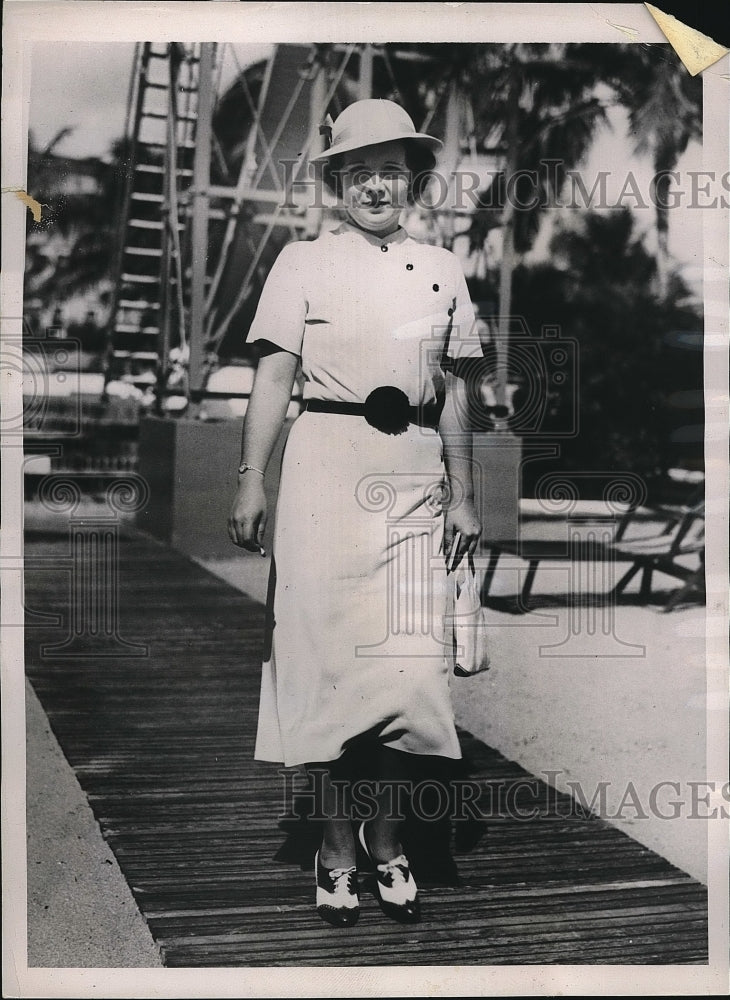 1937 Press Photo Mrs J. Ryan Smith at Flamingo Hotel in Florida - nea84659 - Historic Images