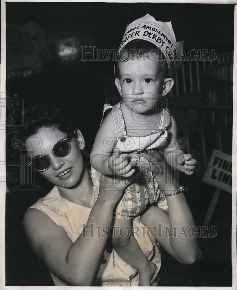 1959 Mrs. Barbara Lyzell Holding Her Son Vincent After Championship - Historic Images