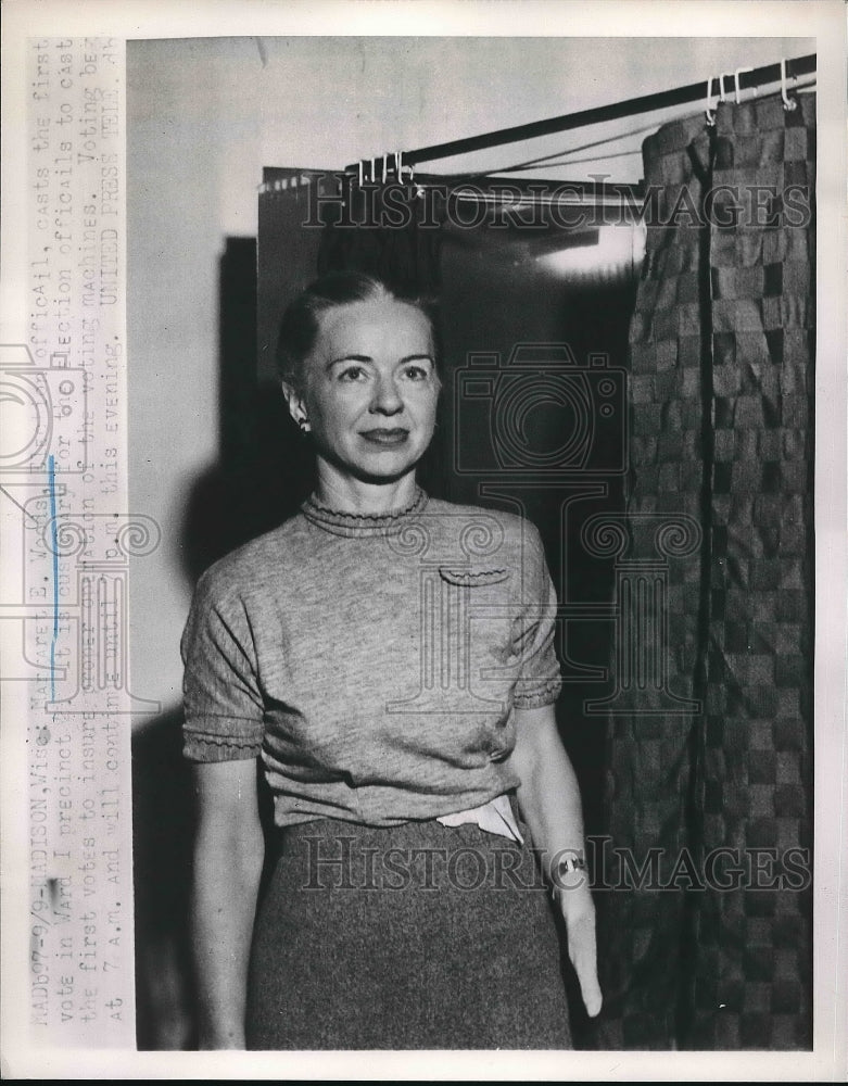 1962 Press Photo Elected Official Margaret Woods Casts First Ballot in Ward 1 - Historic Images