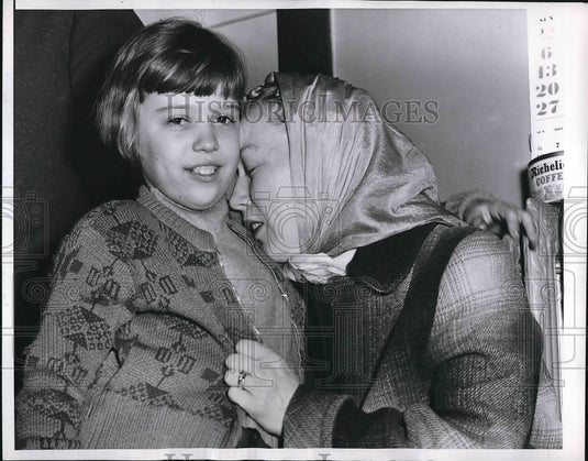 1956 Kathleen Neumann Reunited With Mother Mrs. Pearl Neumann - Historic Images