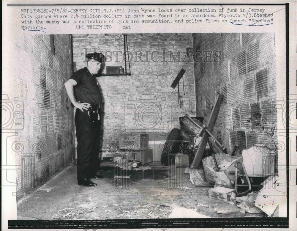 1962 Press Photo John Waynne looks over a garage where 2.4 Million Dollars were - Historic Images