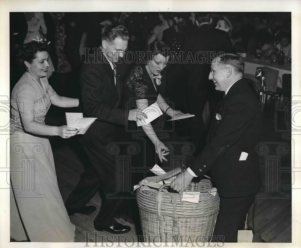 1943 Press Photo Tax Party, Mrs B Marshall,Mrs J Nutter, Mrs E Bagley - Historic Images