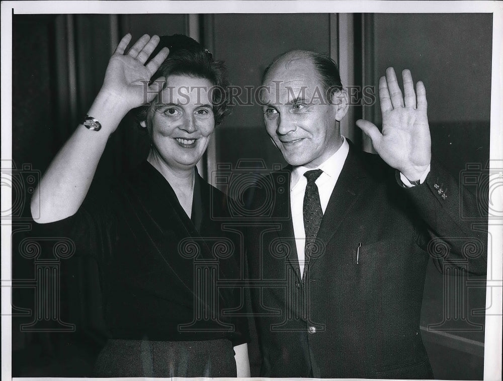 1962 Press Photo Mr & Mrs Pierre Van Den Knouland, daughter injured in accident - Historic Images