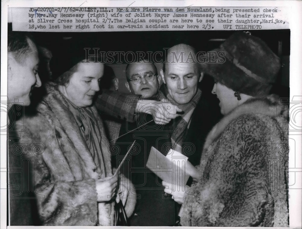 1962 Mr. &amp; Mrs. Pierre Van Den Nouwland Presented Check For Daughter - Historic Images