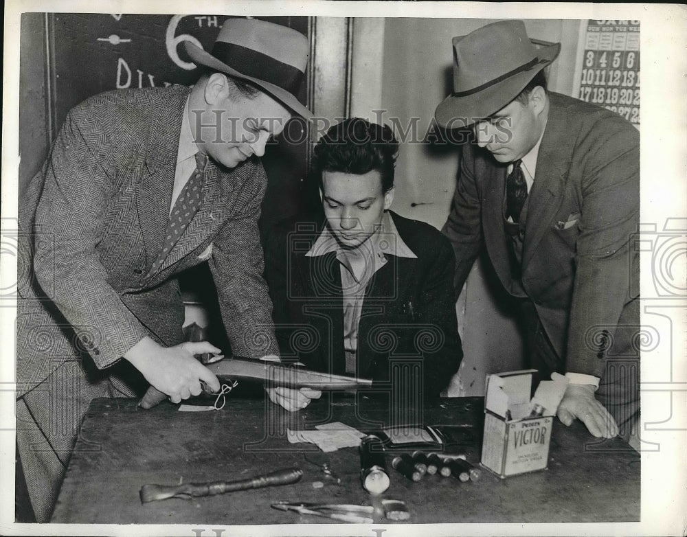 1943 Hospital Thief Robert Ward Accompanied By 2 Detectives - Historic Images