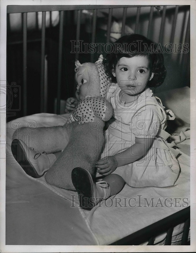 1952 Press Photo Janice Evaristo Polio Victim At Rainbow Hospital Holding Doll - Historic Images