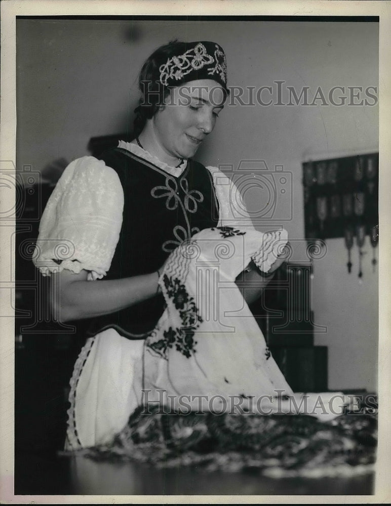 1927 Press Photo Mary Francis Cumberland Shows Hungarian Apparel - nea84934 - Historic Images
