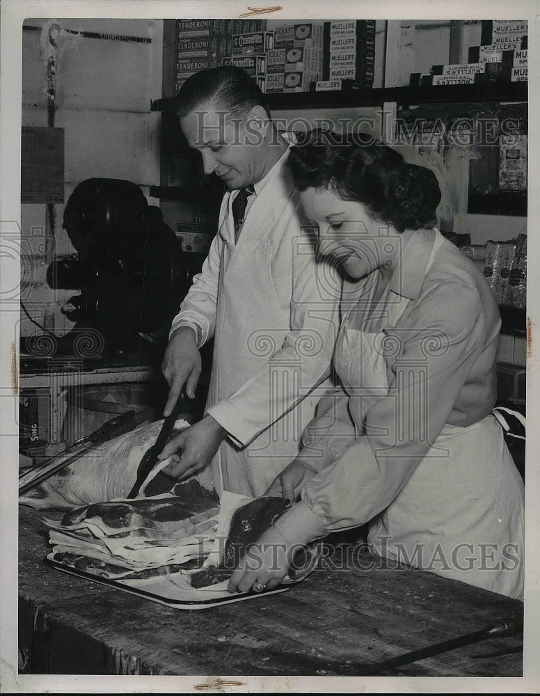 1947 Press Photo Mr. &amp; Mrs. Tad Howath Cutting Meat In Butcher Shop Kitchen - Historic Images