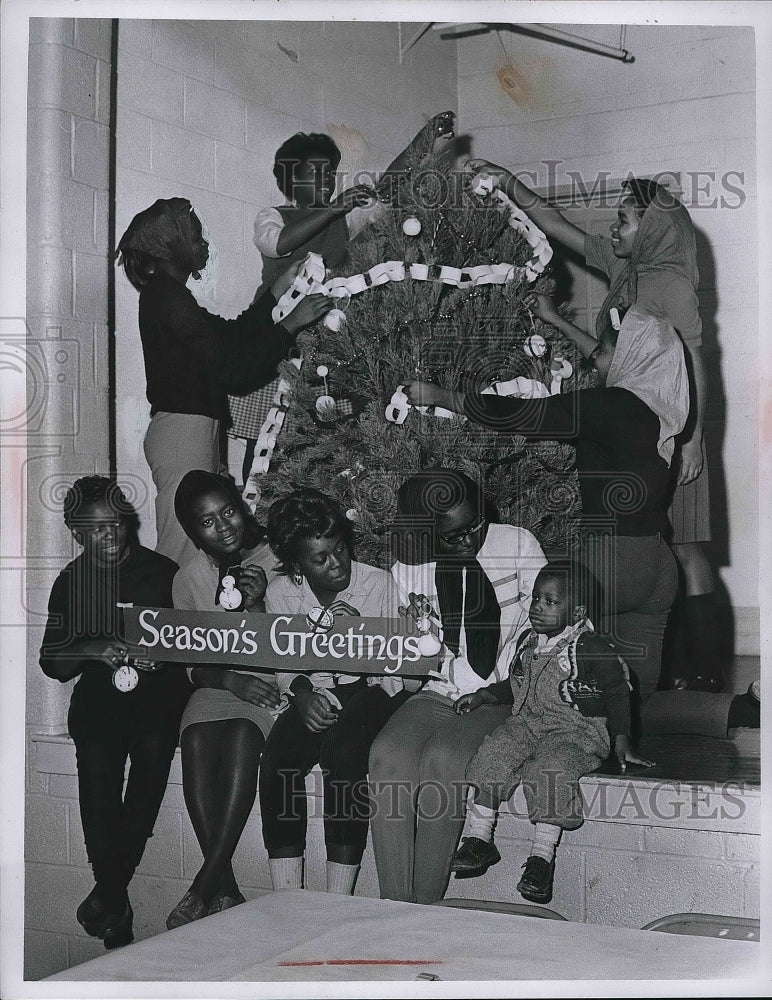 1964 Press Photo Children Attend Christmas Party At East End Neighborhood Home - Historic Images