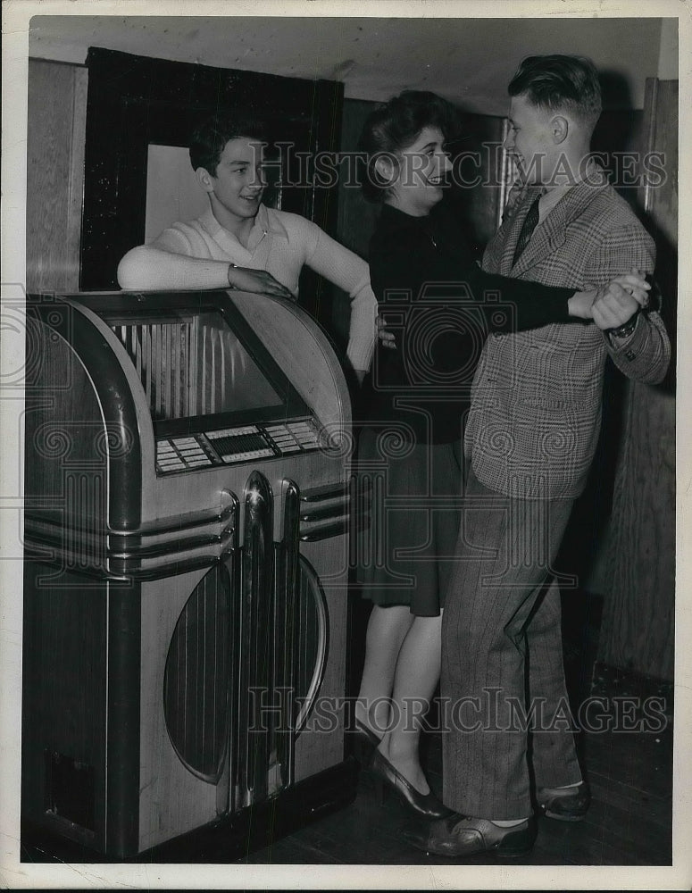 1943 Press Photo Steve Koteles, Irene torma, carl McGillivray - nea84941 - Historic Images