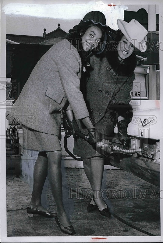 1967 Press Photo Marye Roso & Jo Zilmore Models at Eve browns Studio - Historic Images