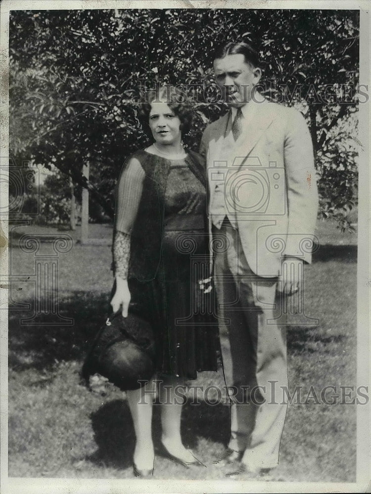 1931 Press Photo Max and Mrs. Martin Outdoors - nea84970-Historic Images