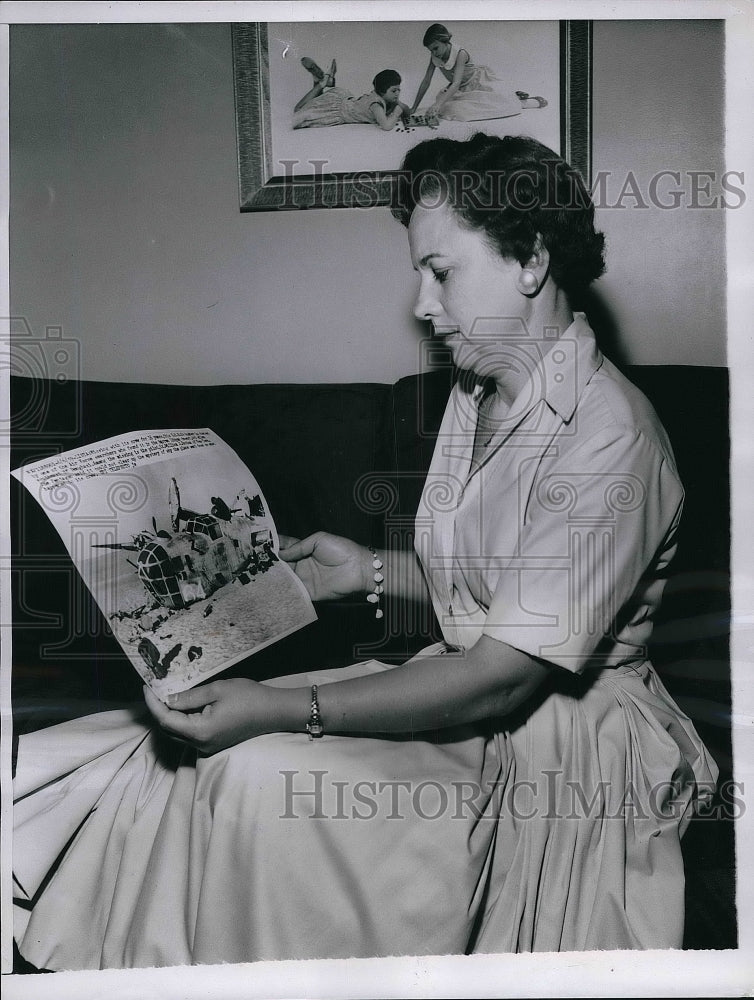 1959 Press Photo Mrs. Amelia Brodrick Sitting In Home Viewing U.P.I. Telephoto - Historic Images