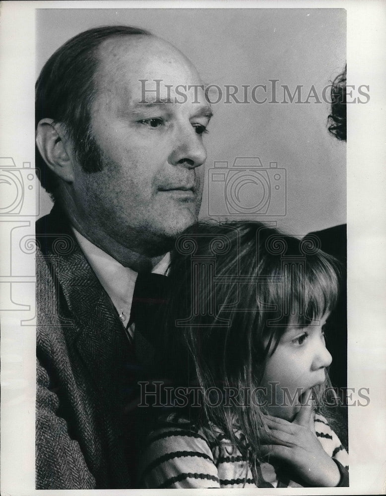 1970 Press Photo David Dellinger & Granddaughter Michele Burd In Chicago - Historic Images