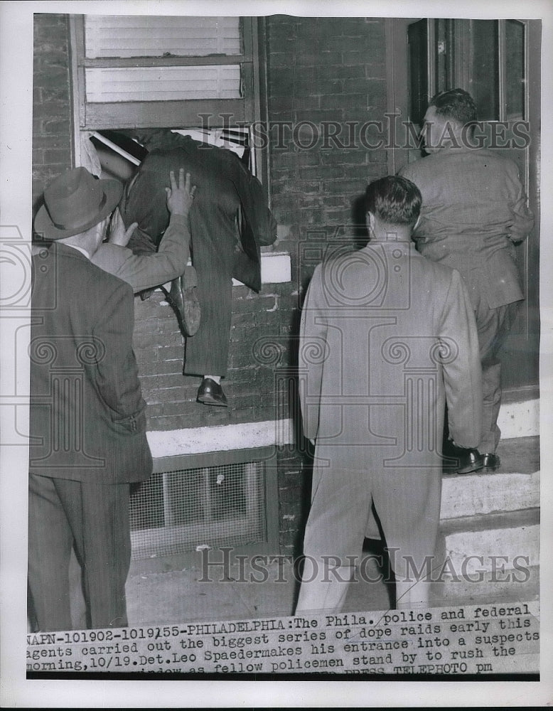 1955 Press Photo Police &amp; Federal Agents Carrying Out Series Of Dope Raids - Historic Images