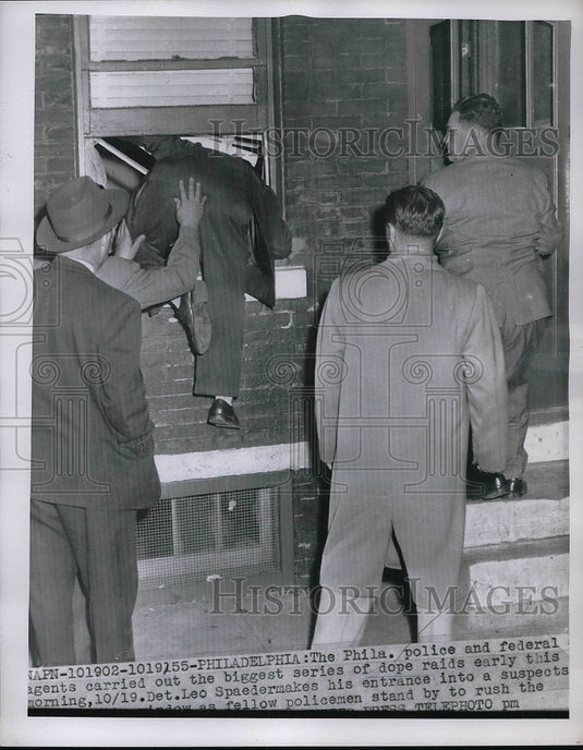 1955 Press Photo Police & Federal Agents Carrying Out Series Of Dope Raids - Historic Images