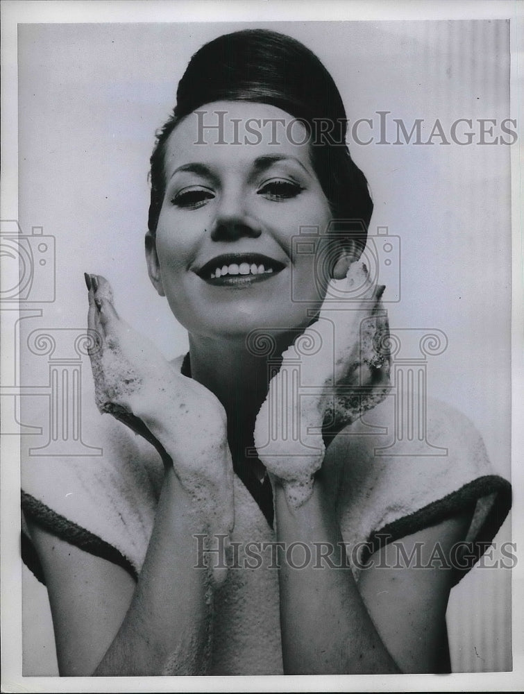 1960 Press Photo Model Demonstrates How To Wash Your Fave - Historic Images