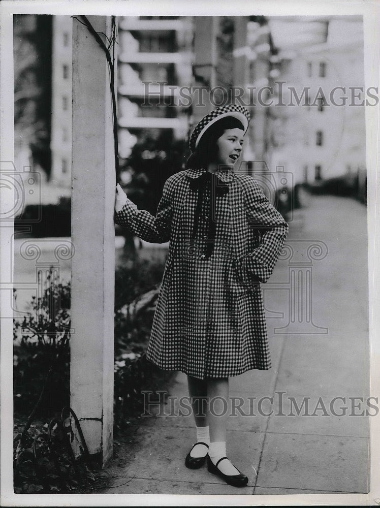 1953 Press Photo Young Girl Modeling The Latest Fashions in Clothing - Historic Images