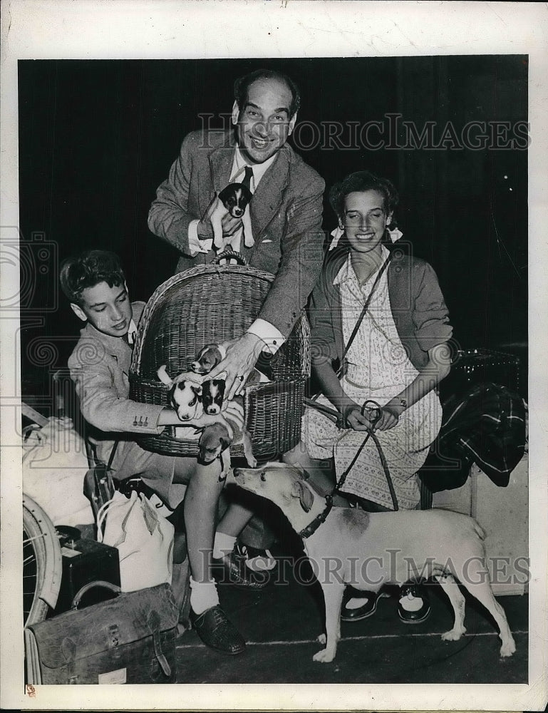 1945 William Richard Helga Frederica Passengers Magallanes - Historic Images
