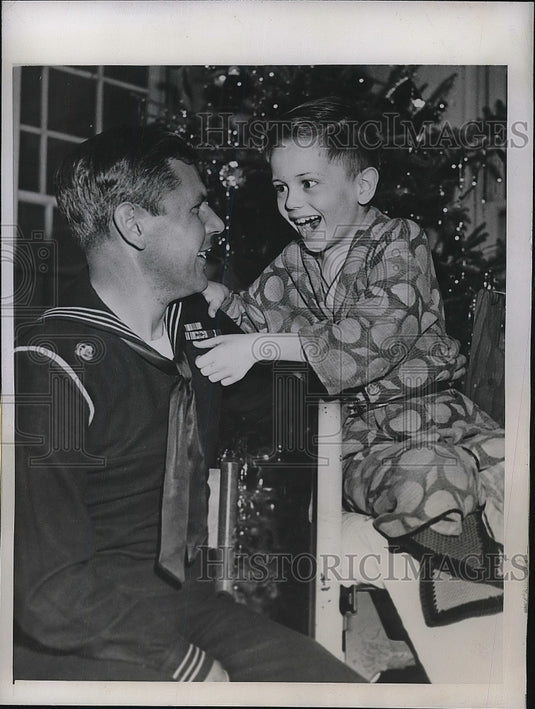 1946 Press Photo Lester C Schramm Johnny Returned Home From US Navy Seaman - Historic Images