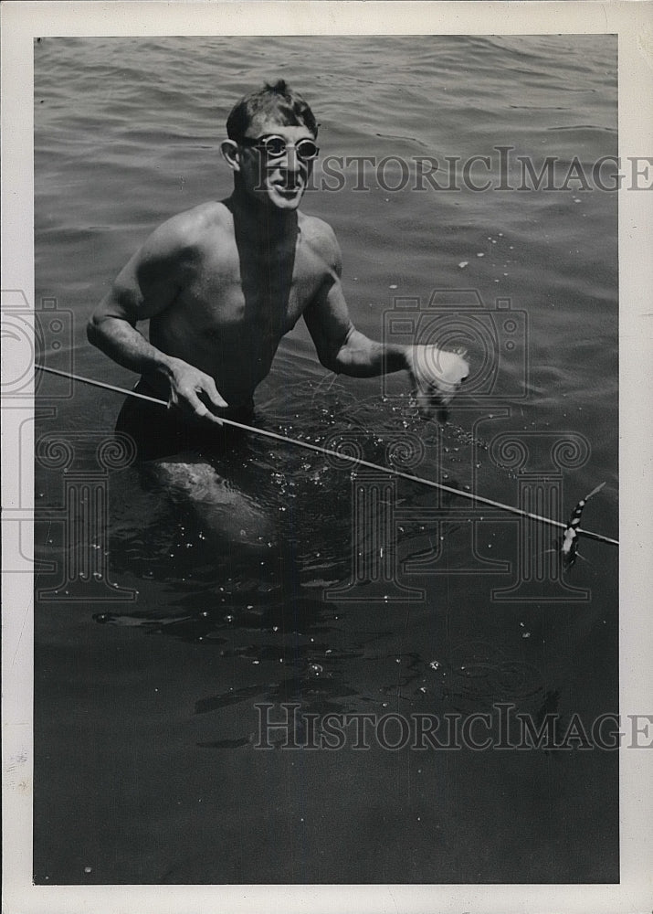 1938 spear fisherman Major W. A. Farrell, Cape Lookout, NC - Historic Images